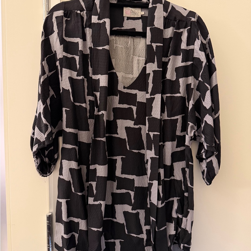 Alice & Trixie Black and Gray Abstract Top